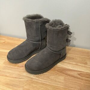Women’s Ugg Bailey Bow II - Color Grey
